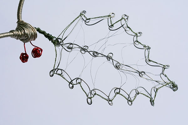 Wire holly leaf